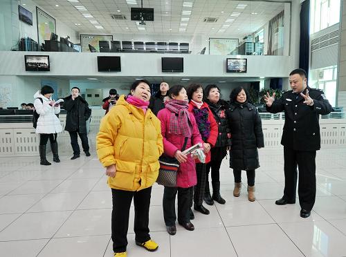 1月10日,民警为市民介绍110报警指挥中心的工作方式。新华社记者 张楠 摄