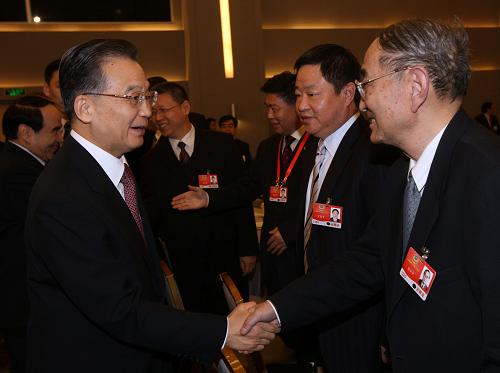3月4日,中共中央政治局常委、国务院总理温家宝看望出席全国政协十一届二次会议经济、农业界委员并参加联组讨论。新华社记者姚大伟摄