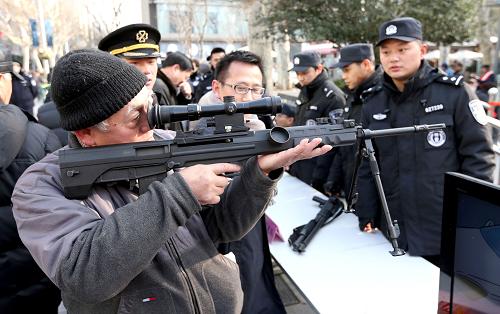 1月10日,一位老人在体验狙击枪。新华社记者 凡军 摄