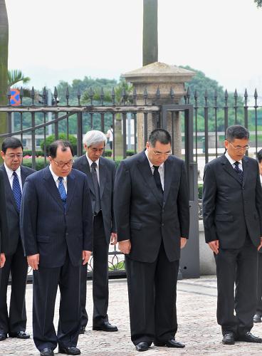 澳门特区政府哀悼玉树地震遇难者 4月21日,澳门特区行政长官崔世安(右二)带领特区政府主要官员和行政会议成员在特区政府总部门前默哀3分钟。特区政府所有公共部门以及驻澳机构等均在当天举行哀悼仪式,当地所有的娱乐活动也停止。 新华社记者张家伟摄