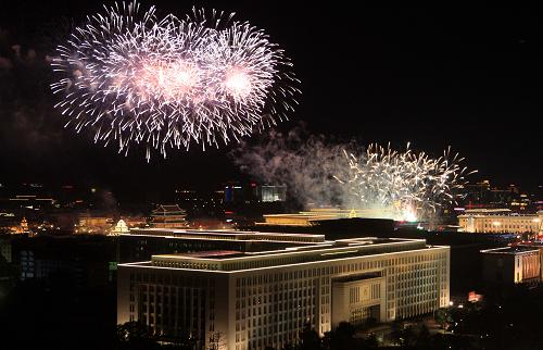 10月1日,首都各界庆祝中华人民共和国成立60周年联欢晚会在北京天安门广场举行。这是烟花表演。 新华社记者 张传奇 摄