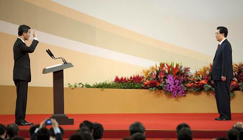 这是由胡锦涛监誓,香港特别行政区第四任行政长官梁振英宣誓就职。新华社记者 吕小炜 摄
