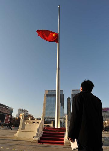 乌鲁木齐降半旗悼念玉树地震遇难同胞 4月21日,新疆乌鲁木齐市人民广场降半旗,深切哀悼青海玉树地震遇难同胞。 新华社记者江文耀摄