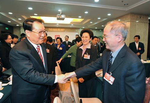 3月4日,中共中央政治局常委李长春看望出席全国政协十一届二次会议社科、新闻出版界委员并参加联组讨论。新华社记者马占成摄
