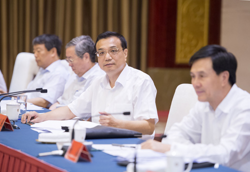 8月19日,中共中央政治局常委、国务院总理李克强在兰州主持召开促进西部发展和扶贫工作座谈会。 新华社记者 李学仁 摄