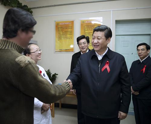 这是2012年11月,习近平到北京市丰台区蒲黄榆社区卫生服务中心参加世界艾滋病日活动,同艾滋病感染者握手、交谈。新华社记者 兰红光 摄