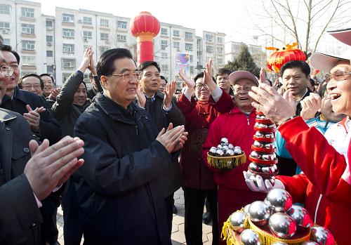 2月1日至3日,农历腊月二十九到正月初一,中共中央总书记、国家主席、中央军委主席胡锦涛在河北省保定市同干部群众共度新春佳节。这是胡锦涛正月初一上午在保定市茗畅园社区广场向正在参加节日活动的居民致以新年问候。