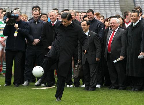 这是2012年2月,习近平访问爱尔兰参观爱尔兰盖尔式运动协会时应邀开球。新华社发