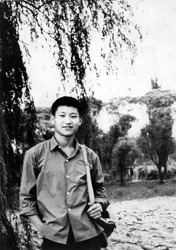 这是1972年,插队回京探亲时的习近平。新华社发
