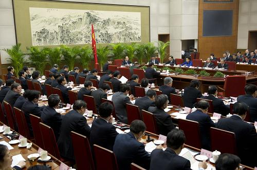 1月23日,国务院总理温家宝主持召开国务院第八次全体会议,讨论即将提请十二届全国人大第一次会议审议的政府工作报告,决定将《政府工作报告(征求意见稿)》发往各省(区、市)和中央有关部门、单位征求意见。新华社记者 黄敬文 摄