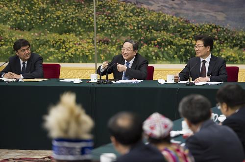 3月9日,中共中央政治局常委、全国政协十二届一次会议主席团会议主持人俞正声参加十二届全国人大一次会议新疆代表团的审议。新华社记者 黄敬文 摄