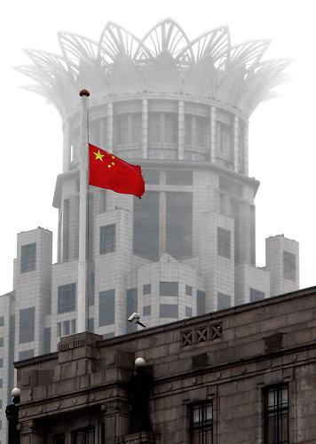 上海外滩降半旗哀悼玉树地震遇难同胞 4月21日,上海外滩悬挂国旗的高层建筑降半旗,向玉树地震遇难同胞志哀。 新华社记者王颂摄
