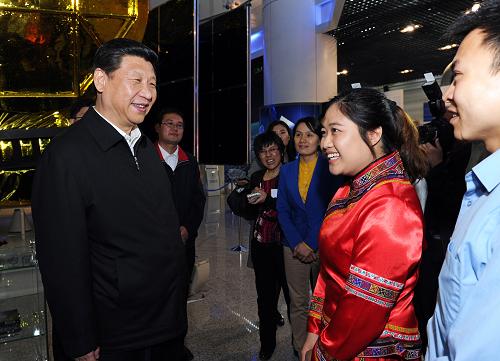 5月4日,中共中央总书记、国家主席、中央军委主席习近平来到中国航天科技集团公司中国空间技术研究院,同各界优秀青年代表座谈并发表重要讲话。这是座谈会前,习近平和在展厅参观的优秀青年代表交谈。新华社记者 饶爱民 摄