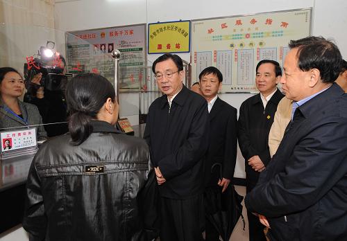 10月28日至30日,中共中央政治局常委、中央纪委书记贺国强在湖北省赤壁市调研和指导深入学习实践科学发展观活动。这是贺国强在赤壁市浦圻办事处陆水社区服务大厅调研。新华社发