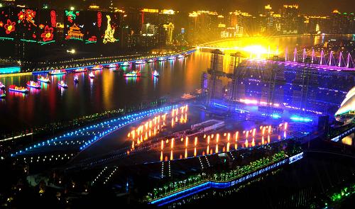 11月12日,第16届亚洲运动会开幕式在广州海心沙岛举行。这是开幕式烟花表演。新华社记者 陈凯 摄