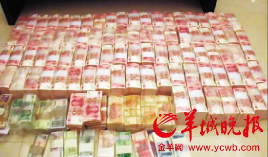 办案人员在欧林高住所起获大量现金