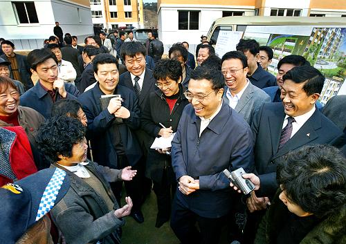 2005年11月3日,李克强在抚顺与棚户区改造搬进新居的群众亲切交谈。新华社发