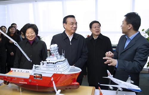 这是12月27日,李克强在工商银行工银金融租赁有限公司了解企业经营情况。新华社记者 谢环驰 摄