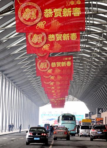 2月13日,郑州机场航站楼前汽车已恢复畅通。郑州机场从2月11日上午恢复通航后,连续通宵飞行357个航班,因大雪延误的3万多名旅客目前已全部安全到达目的地,郑州机场航班起降情况正常,旅客情绪稳定,春运工作平稳有序。新华社记者 王颂 摄