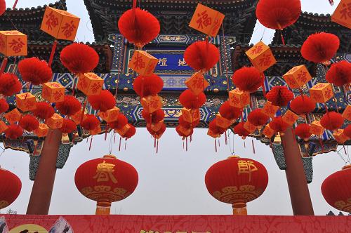 1月19日,一盏盏大红灯笼将北京地坛公园景区装点得分外喜庆。春节将至,北京大街小巷张灯结彩,营造出浓郁的节日气氛。新华社发(胡庆明 摄)