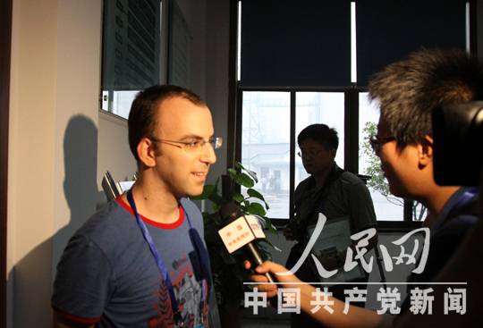 以色列记者安天佑接受采访。(人民网记者 李晓明摄)