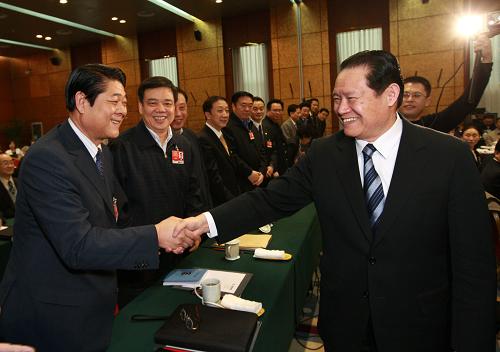 3月4日,中共中央政治局常委、中央政法委书记周永康看望出席全国政协十一届二次会议特邀界委员并参加联组讨论。新华社记者 庞兴雷 摄