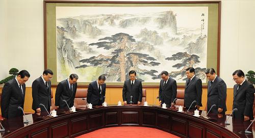 4月21日上午,中共中央政治局常务委员会会议在中南海举行。会议开始时,胡锦涛、吴邦国、温家宝、贾庆林、李长春、习近平、李克强、贺国强、周永康等全体起立,向在青海玉树地震中遇难的同胞默哀。新华社记者 李学仁 摄