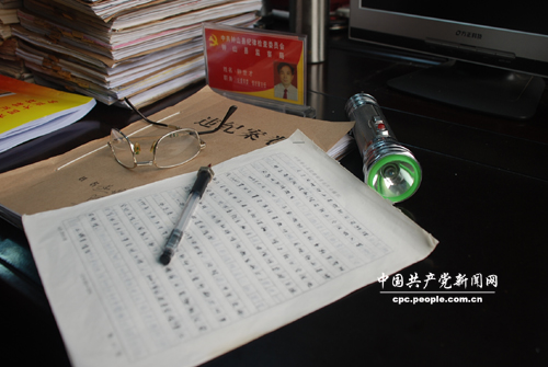 钟世才工作使用的“特殊工具”：笔头上带螺丝帽的笔。