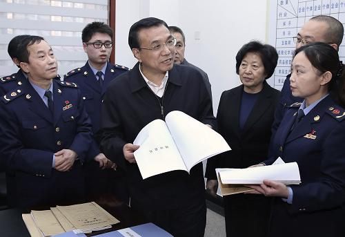 元旦前夕,中共中央政治局常委、国务院总理李克强来到天津考察调研民生改善与改革发展情况,看望慰问群众。这是12月27日,李克强在大营门工商所考察市场监管情况。新华社记者 庞兴雷 摄