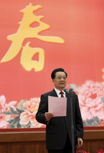 2月1日,中共中央、国务院在北京人民大会堂举行2011年春节团拜会。党和国家领导人胡锦涛、吴邦国、温家宝、贾庆林、李长春、习近平、李克强、贺国强、周永康等同首都各界人士4000多人欢聚一堂,共庆新春佳节。这是中共中央总书记、国家主席、中央军委主席胡锦涛主持团拜会。新华社记者 兰红光 摄