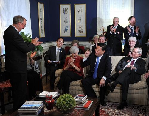 这是2012年2月,习近平访美时到艾奥瓦州老朋友家里与27年前结交的美国老朋友茶叙。新华社记者 刘建生 摄