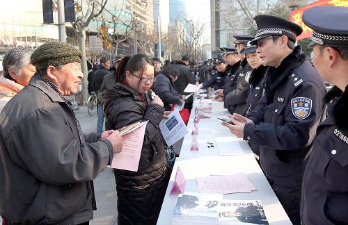 1月10日,民警在向行人发放宣传资料。新华社记者 凡军 摄