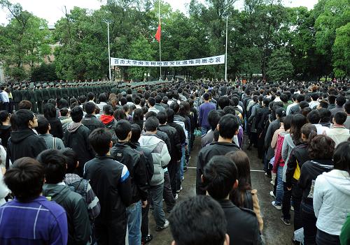 重庆高校师生哀悼玉树地震遇难者 4月21日,西南大学师生向玉树地震遇难同胞默哀。 当日清晨7时49分,重庆西南大学近2000名师生在校内广场举行降半旗仪式和默哀仪式,并举行了捐款活动,深切哀悼青海玉树地震遇难同胞。 新华社记者周衡义摄