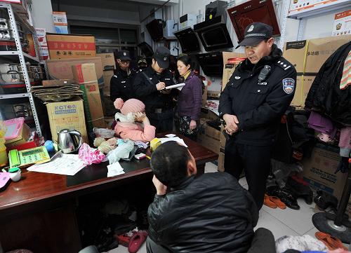 1月9日,110民警周建宝(右)带着协警白玉、柯玮协调一起家庭纠纷。新华社记者 彭昭之 摄