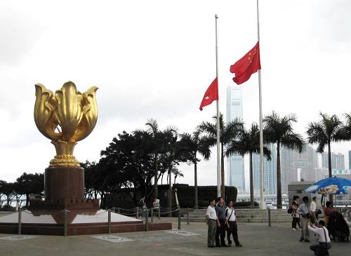 香港金紫荆广场降半旗悼念玉树地震遇难同胞 4月21日,香港特别行政区金紫荆广场在例行的升旗仪式后,为青海玉树地震遇难同胞降半旗志哀。 新华社记者宋振平摄