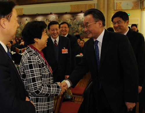 3月4日,中共中央政治局常委、全国人大常委会委员长吴邦国看望出席全国政协十一届二次会议中共界委员并参加联组讨论。新华社记者李学仁摄
