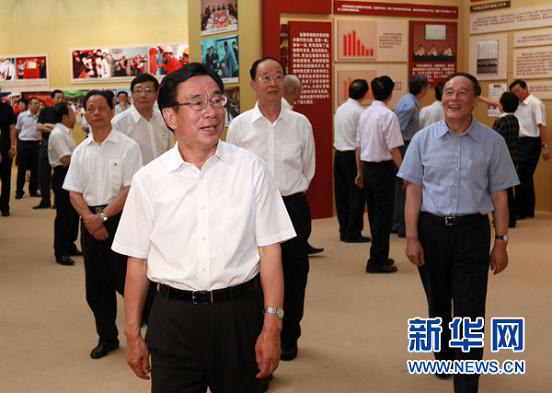 8月11日，中共中央政治局常委、中央纪委书记贺国强来到北京展览馆，参观正在这里举行的“金融系统反腐倡廉建设展”。 新华社记者 庞兴雷摄