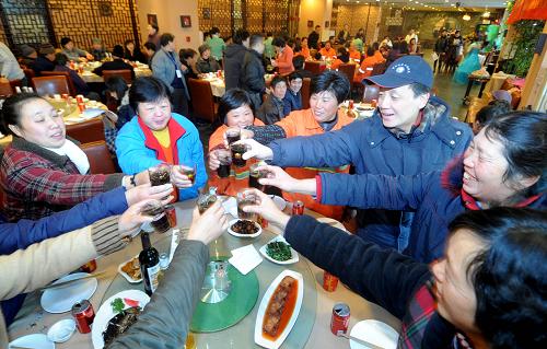 1月1日,参加慈善午宴的社区居民共同举杯,庆祝新年。当日,杭州市上城区小营街道长明寺巷社区为社区孤寡老人、残疾老人、贫困家庭以及在社区工作的外来务工人员举行了一场新年“慈善午宴”,参加聚餐的有100多人,社区为他们上演了精彩的节目,送上新年祝福和礼物。