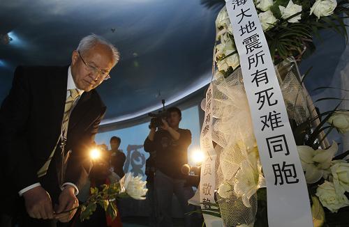 上海世博园青海馆举办哀悼活动 4月21日,一位来宾在为玉树地震遇难同胞敬献鲜花。 当日,上海世博园青海馆内举行哀悼活动,沉痛悼念青海玉树地震遇难同胞。 新华社记者 裴鑫摄