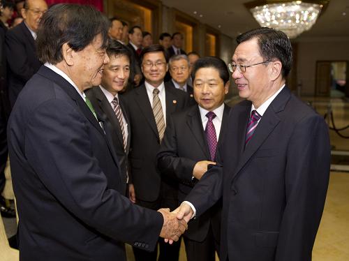 6月15日,正在马来西亚进行正式友好访问的中共中央政治局常委、中央纪委书记贺国强在吉隆坡出席马来西亚中华大会堂总会组织的华侨华人早餐会并致辞。这是贺国强会见出席早餐会的华侨华人。新华社记者 黄敬文 摄