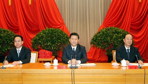 1月13日,中共中央党校举行2011年秋季学期毕业典礼。中共中央政治局常委、中央书记处书记、中央党校校长习近平出席毕业典礼,并为学员颁发毕业证书。 新华社记者 姚大伟 摄