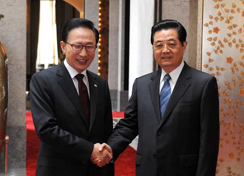 4月30日,国家主席胡锦涛在上海会见前来出席上海世博会开幕式的韩国总统李明博。 新华社记者李学仁摄