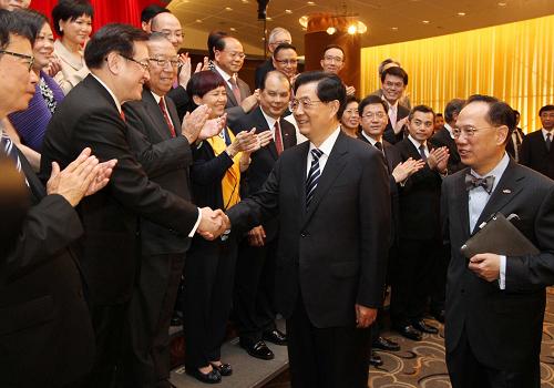 6月30日,国家主席胡锦涛在香港会展中心会见香港特别行政区行政、立法、司法机关负责人。新华社记者 刘卫兵 摄