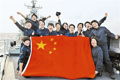 女舰员在远航训练中向祖国和人民汇报。王长松摄
