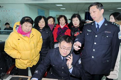 1月10日,市民在长春市公安局110报警指挥中心了解110民警接处警流程。当日是一年一度的“110宣传日”,30余位市民和媒体记者走进长春市公安局110报警指挥中心,观看“天网”系统工作方式和110民警接处警流程,学习正确拨打110报警电话的方法。新华社记者 张楠 摄