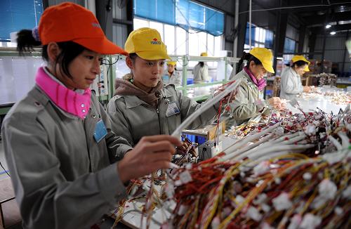 江西省上犹县返乡农民工在该县工业园区行田电产有限公司上班(11月18日摄)。去年下半年以来,受国际金融危机影响,江西省就业形势非常严峻。为此,江西省综合运用各种政策保企业促就业,多渠道搭建就业平台,免费培训农民工转岗转业和自主创业,至今年10月底,江西省返乡农民工315万中已有308.5万在省内外实现就业创业。 新华社记者 周科 摄