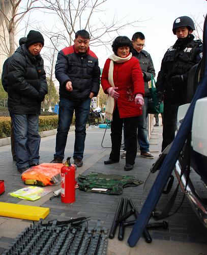 1月10日,市民参观展出的警用装备。新华社发(李响 摄)