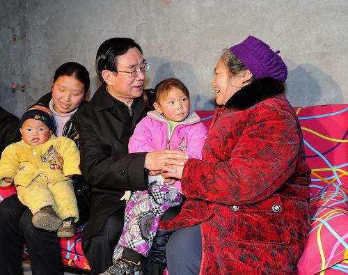 3月17日至21日,中共中央政治局常委、中央纪委书记贺国强先后到重庆市黔江区、彭水县、武隆县和主城区等地调研。这是3月19日,贺国强在武隆县仙女山镇石梁子村困难群众陈开侯家,与家中老人热情攀谈。新华社记者 李涛 摄