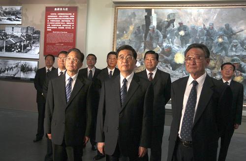9月3日上午,党和国家领导人胡锦涛、吴邦国、温家宝、贾庆林、李长春、习近平、李克强、贺国强、周永康等参观“伟大胜利——纪念中国人民抗日战争暨世界反法西斯战争胜利大型主题展览”。 新华社记者 鞠鹏 摄
