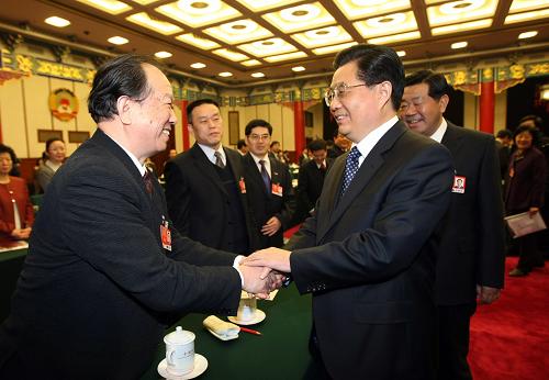 3月4日,中共中央总书记、国家主席、中央军委主席胡锦涛看望出席全国政协十一届二次会议民盟、民进界委员并参加联组讨论。中共中央政治局常委、全国政协主席贾庆林参加了看望和讨论。新华社发
